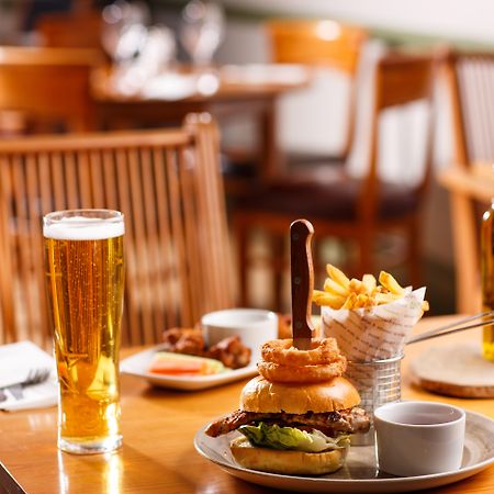 Ibis Budget London Heathrow Central Cranford Bagian luar foto