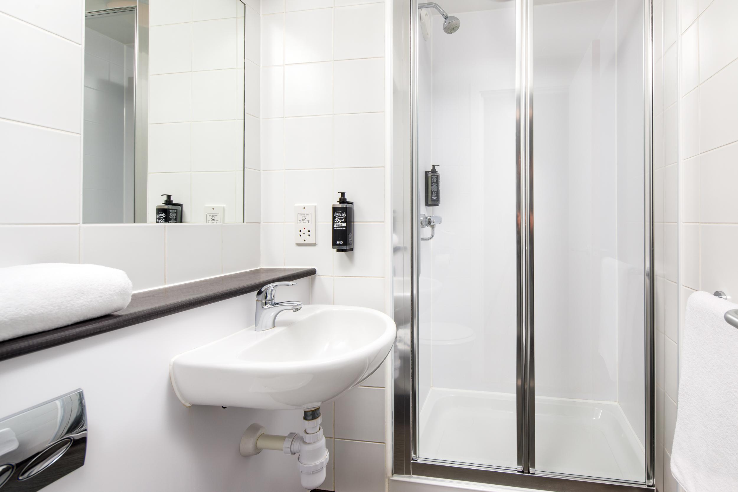 Ibis Budget London Heathrow Central Cranford Bagian luar foto