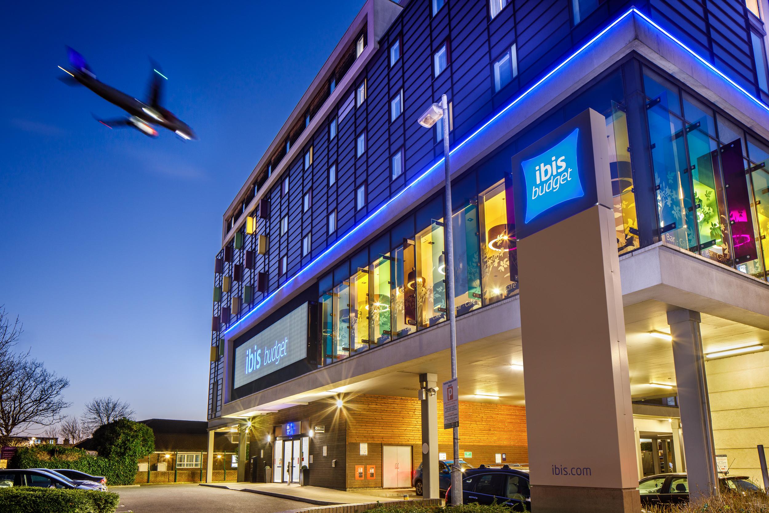 Ibis Budget London Heathrow Central Cranford Bagian luar foto