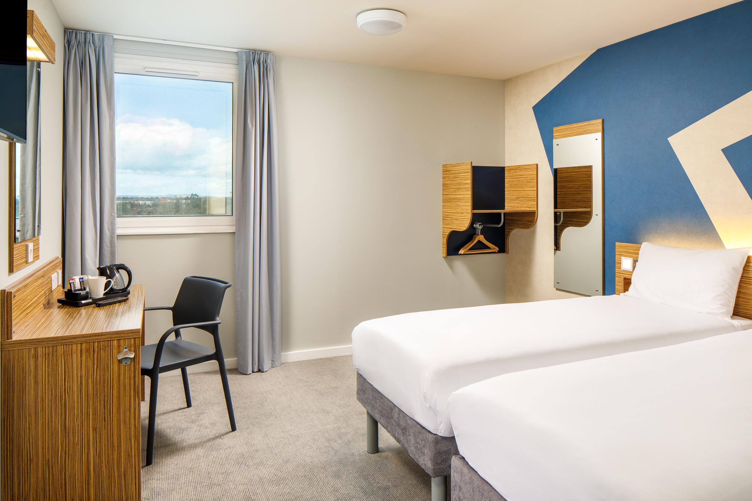 Ibis Budget London Heathrow Central Cranford Bagian luar foto
