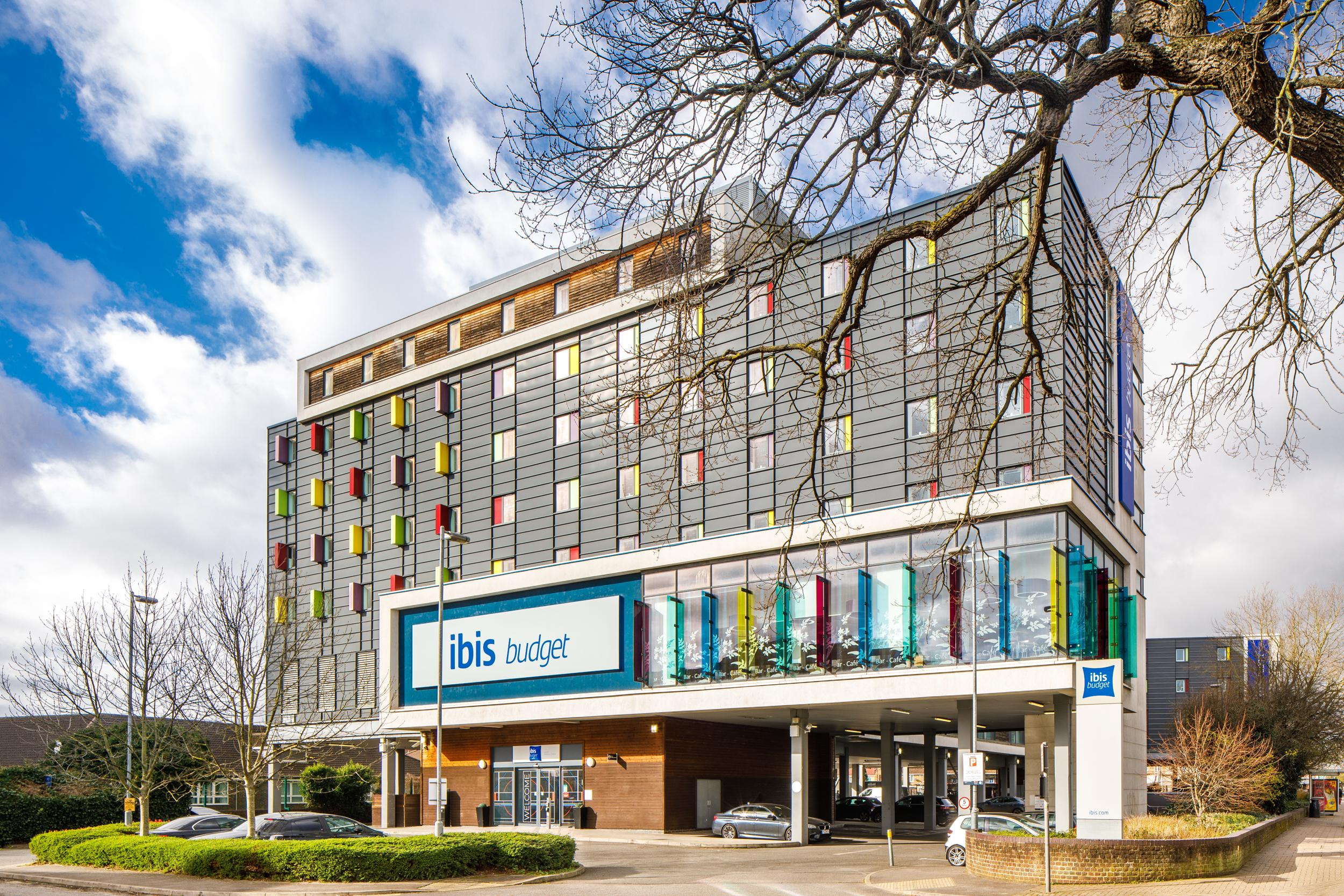 Ibis Budget London Heathrow Central Cranford Bagian luar foto