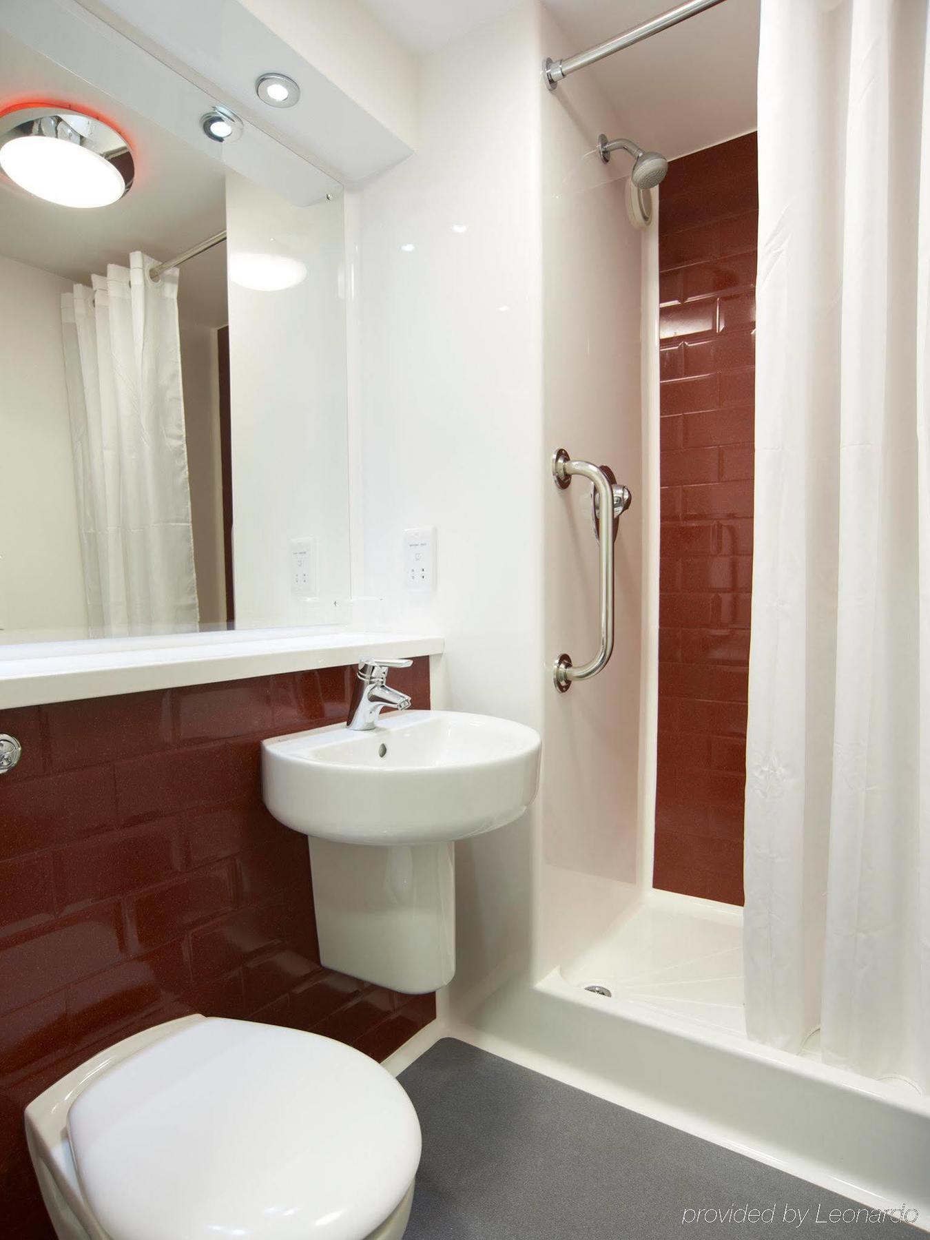 Ibis Budget London Heathrow Central Cranford Bagian luar foto