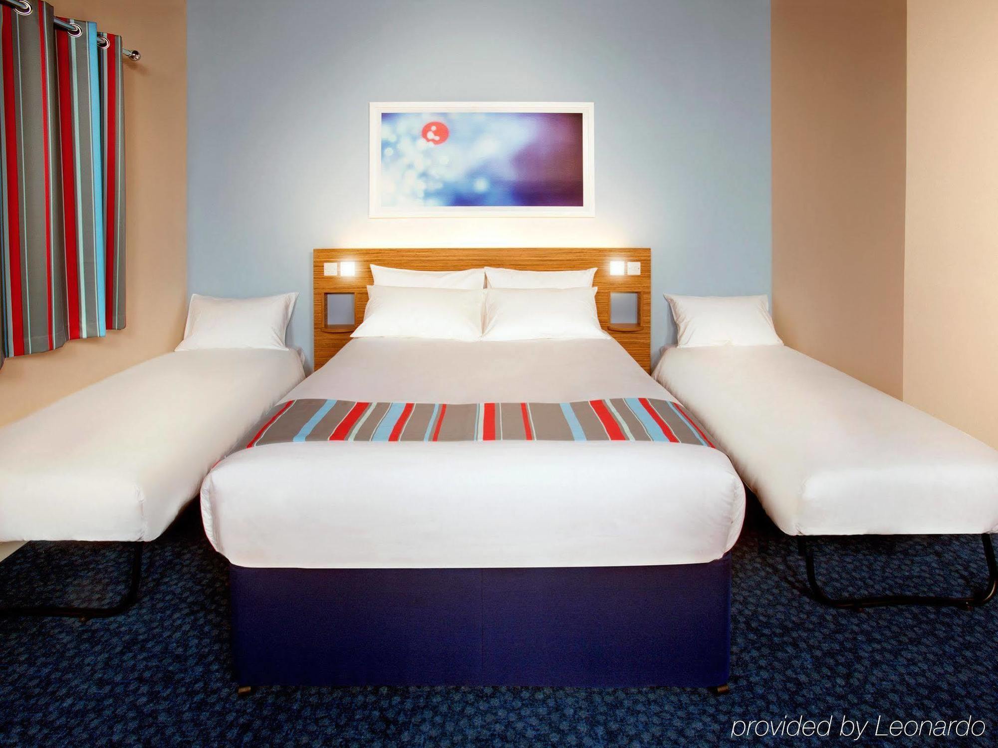 Ibis Budget London Heathrow Central Cranford Bagian luar foto