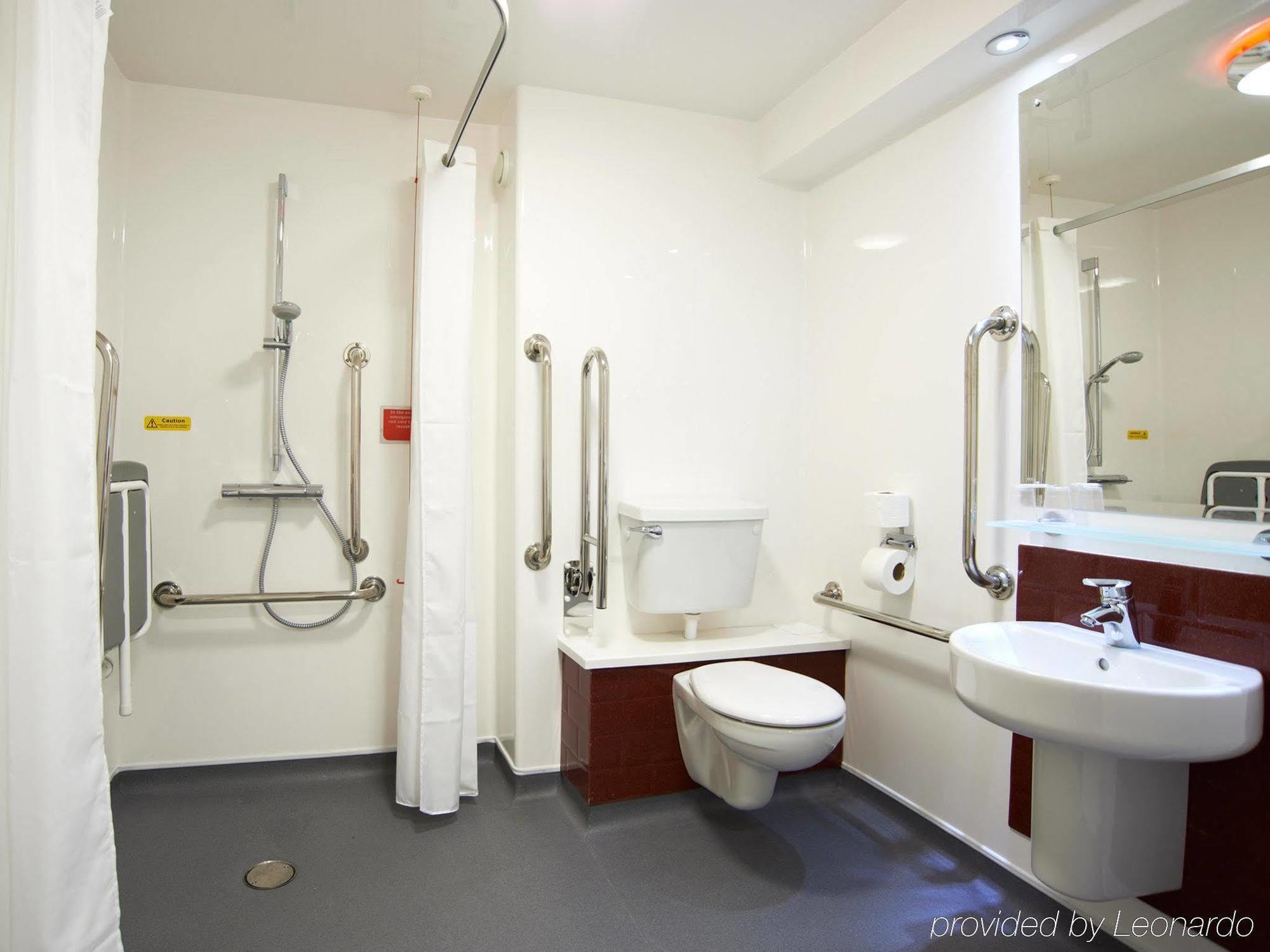 Ibis Budget London Heathrow Central Cranford Bagian luar foto